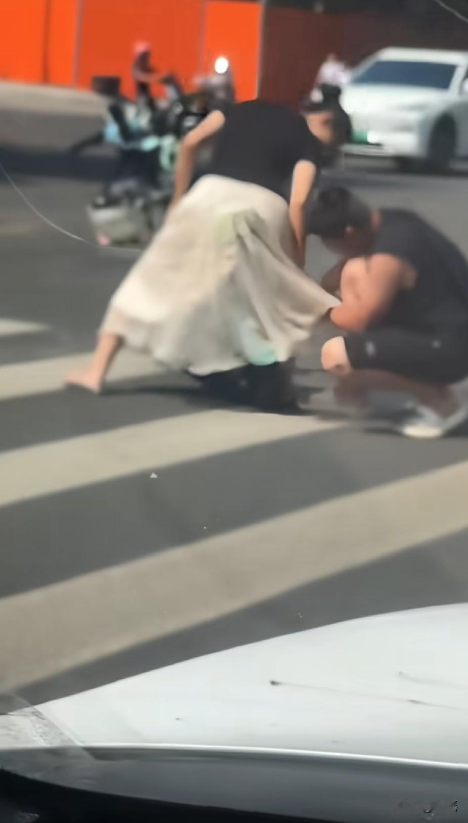 问问大家，她俩认识的不