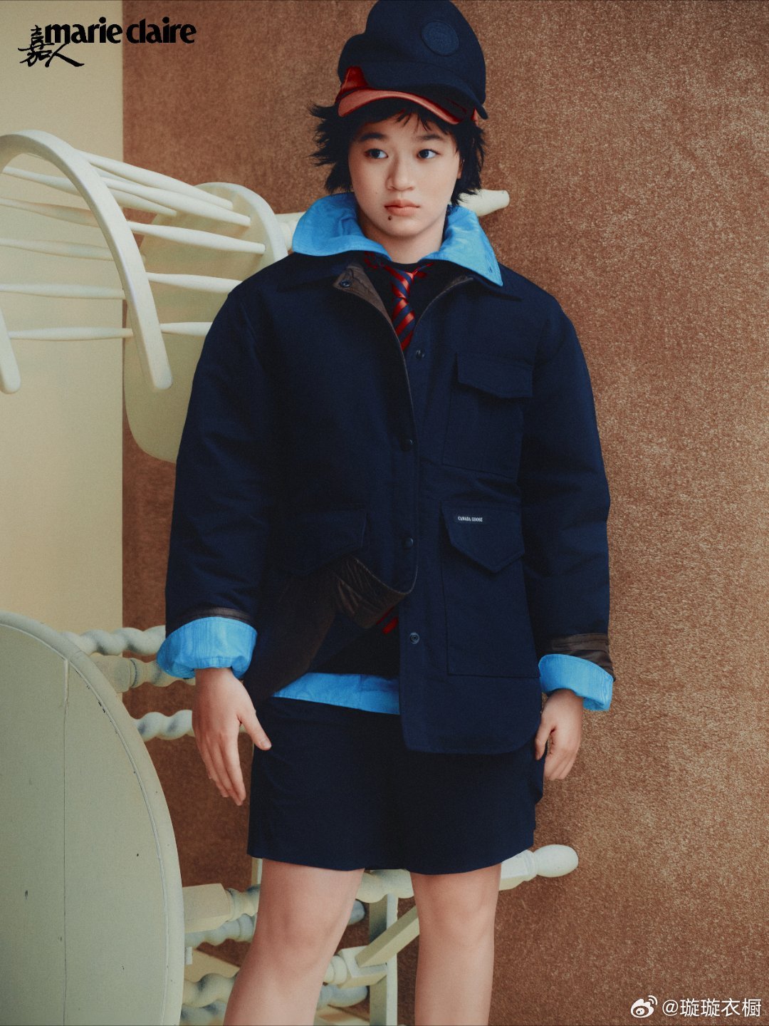 全红婵白大衣裹着蓬松云朵，冰淇淋尖顶托住少女心事。四格鬼脸拼贴青春剧本，蓝袍向日