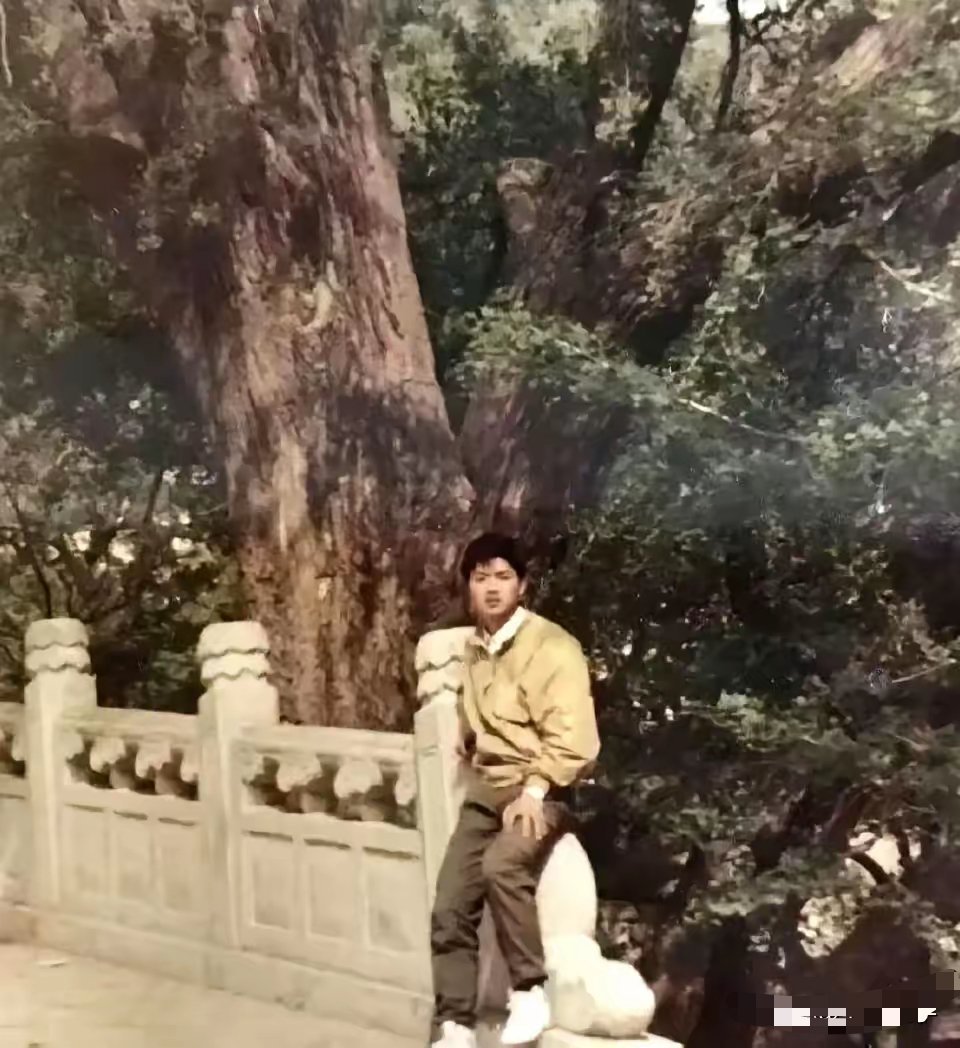 这是18岁的章泽天和18岁的刘强东，若干年后，两人成为一家子。 