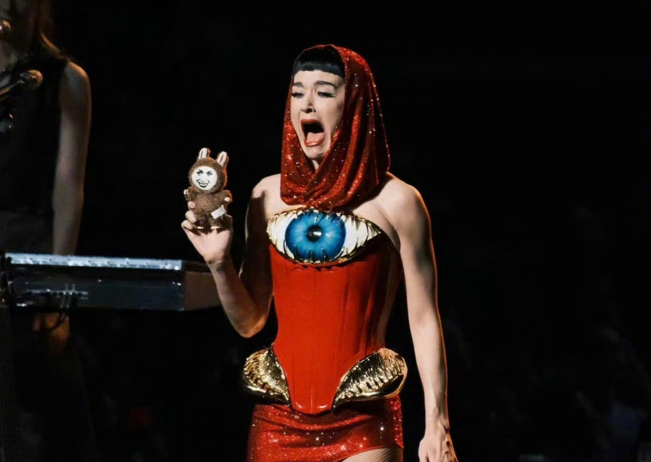 水果姐LABUBU疑似同台录跨晚小破站跨晚王炸组合锁死！网传水果姐舞台已录完，特