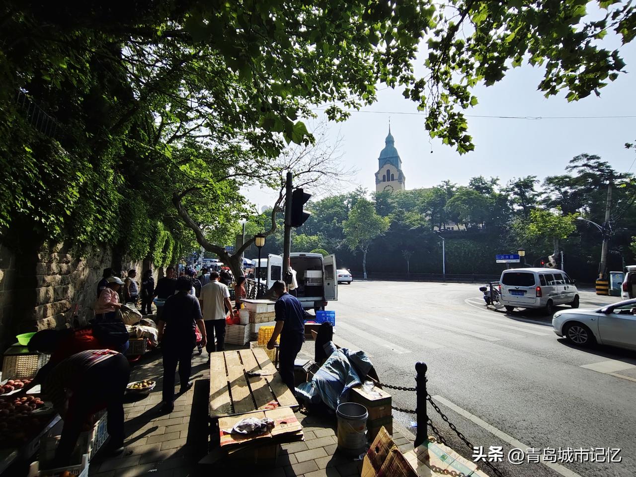 百年最美老街上的生活气息[玫瑰]每天的早市，非常热闹，周围市民纷纷赶来采购一天的