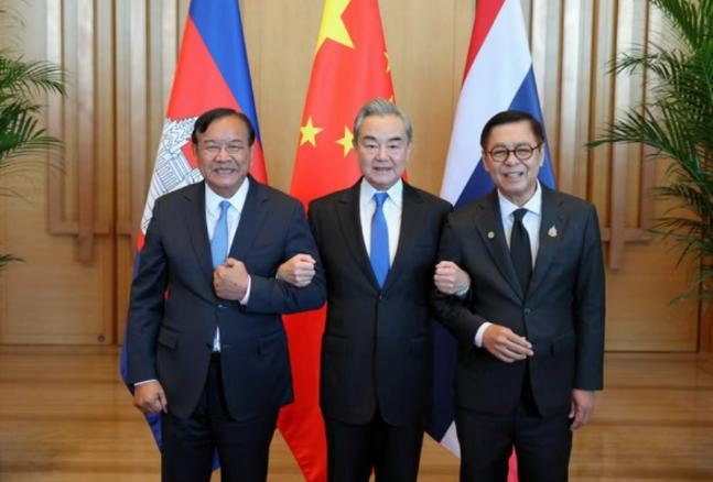 在泰国外交部公布的这张照片中，28日泰国外交部长西哈萨（左）在云南玉溪，与中国外