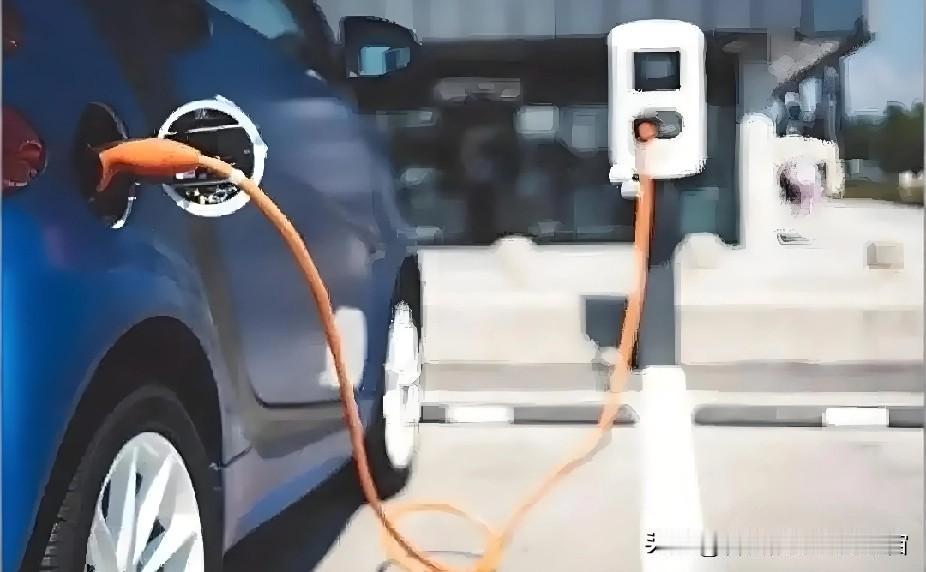 这就是赤裸裸的现实啊！
油车1年油费﹣-10000元！
电车1年电费﹣-1000