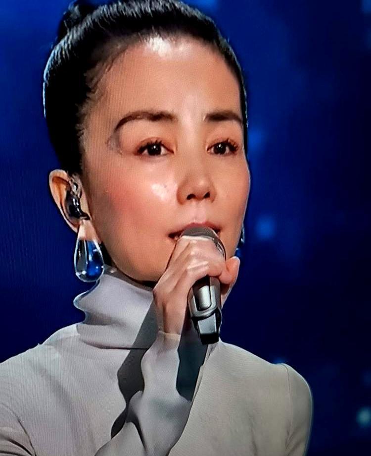 王菲刚下春晚，女儿窦靖童甩来一张表情包：“挖嘞个亲娘。
”
争议当晚，最狠的护驾