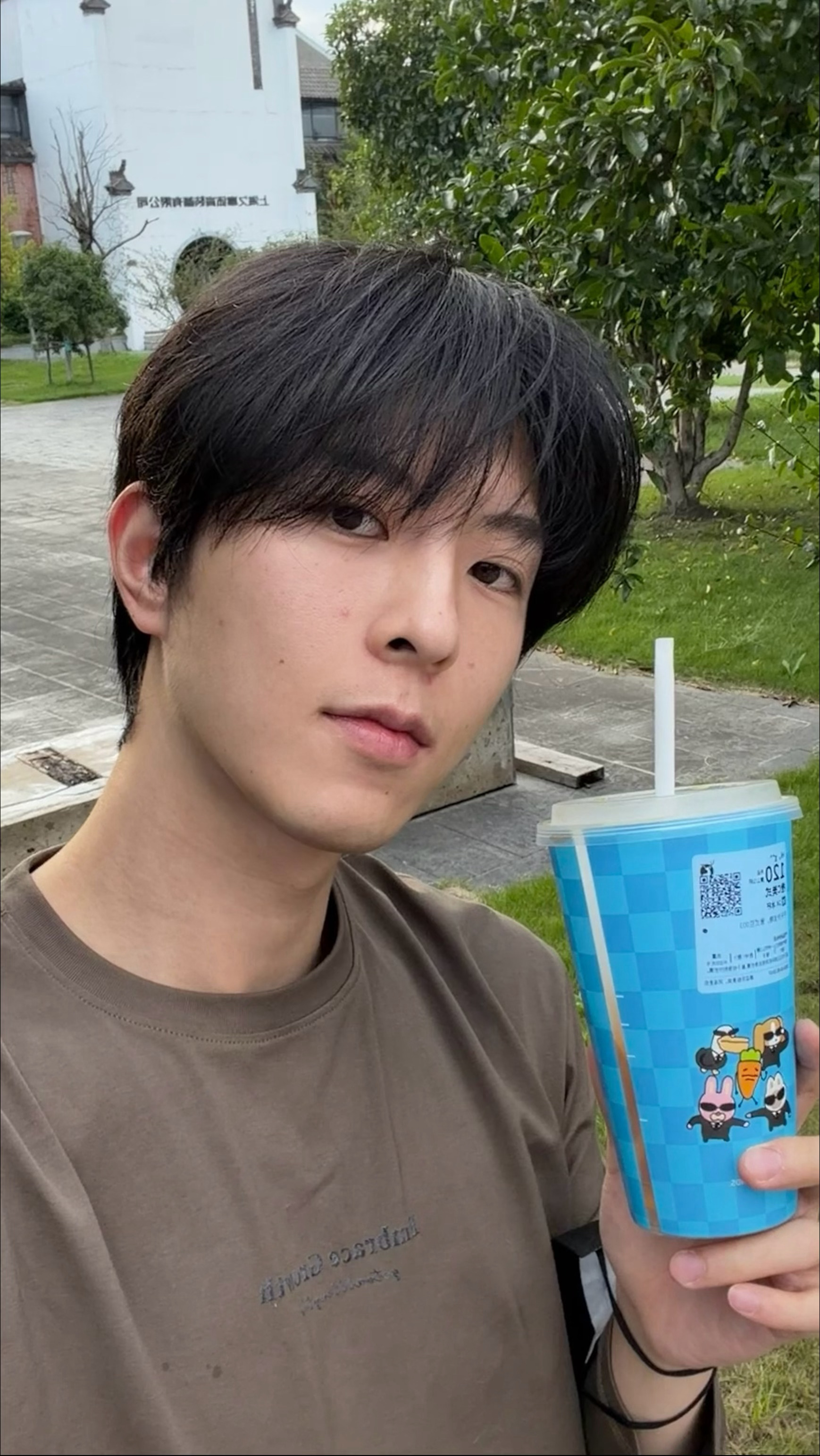 素颜是一个男演员爆火的敲门砖邱鼎杰素颜好绝，干净清俊，原生骨相自带少年感，不用妆