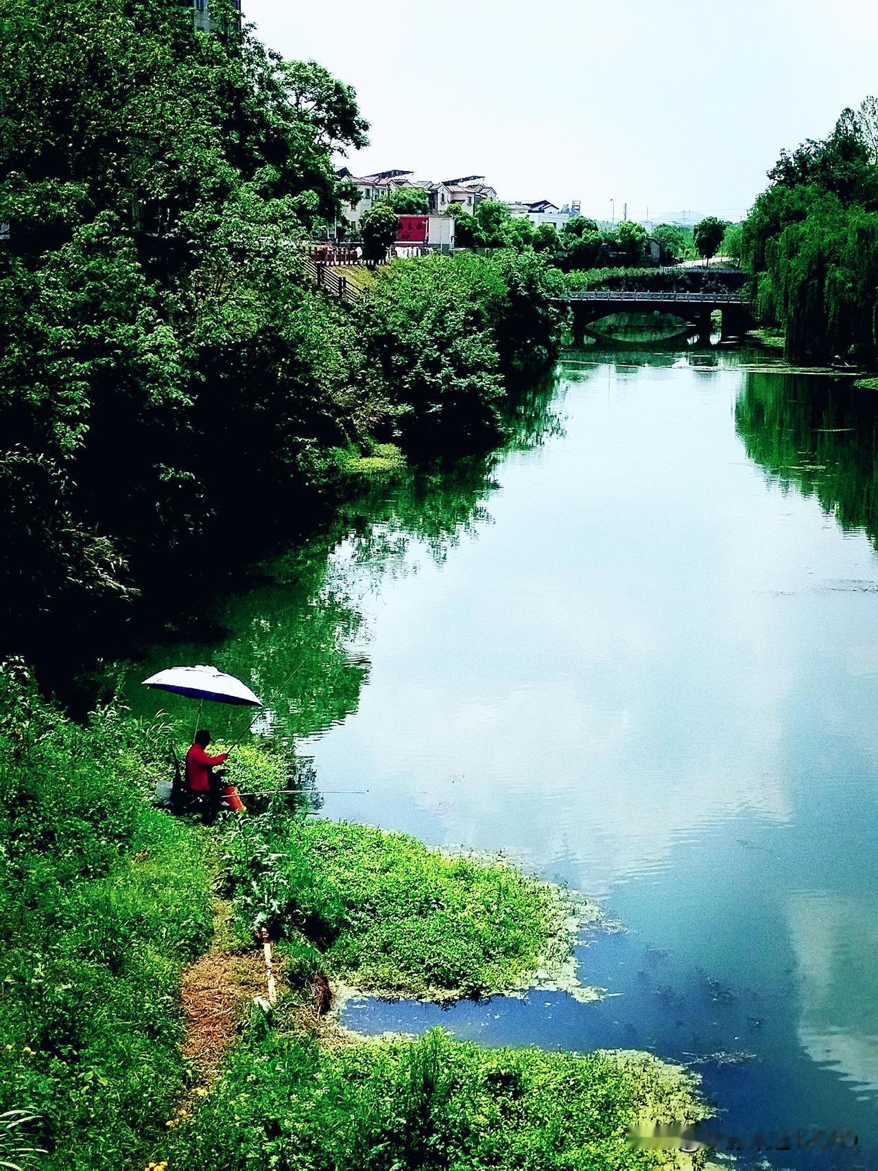 上联：春风化雨山山翠
下联：旗开得胜处处春
横批：春风如意