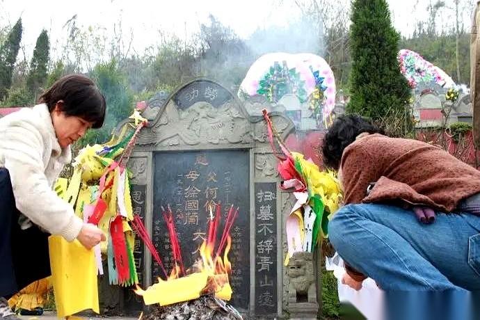 清明准备上山的，先听我说三句，尤其是最后一句。
别再琢磨带多少纸钱了，今年风向彻