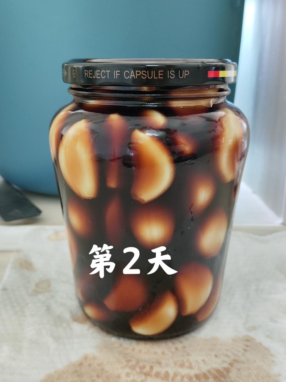 完了，泡腊八蒜第二天，漏醋了，千万别放太满呀……

昨天下午就把蒜泡上了。

今