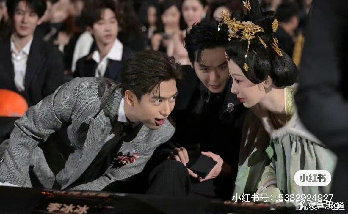 杨紫李现内场聊天中间夹着张若钧好尴尬😅哈哈，云帝好尴尬啊，谁去解救下他[笑cr