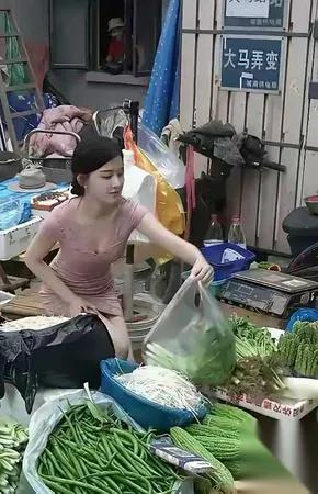印度办赛，比挂错旗更恶心的是——

布巴内斯瓦尔亚锦赛场馆里，错误旗帜挨着日本旗