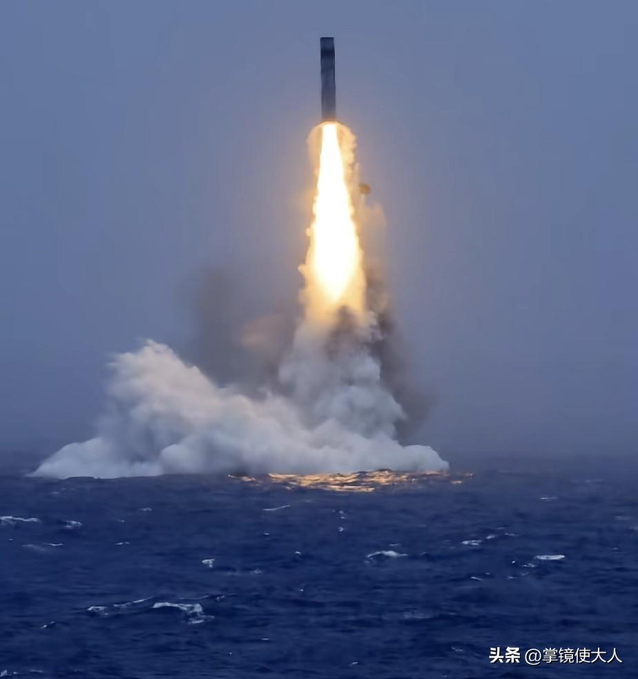 12点01分，中国发射的这枚潜射战略导弹，日本看似是提出“批评”，实则内心已经慌