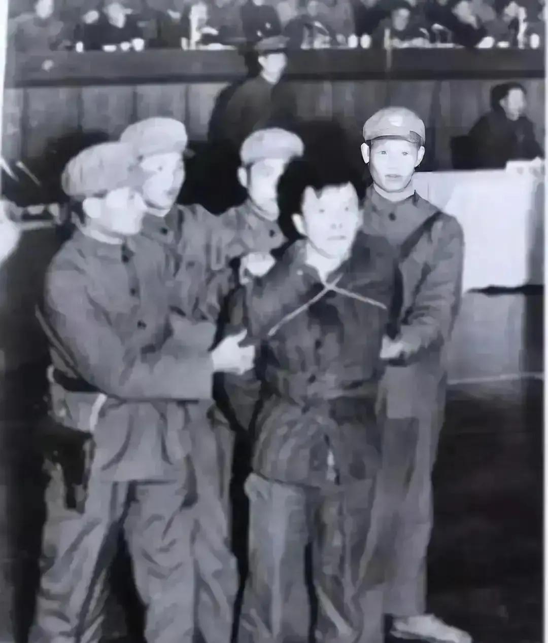 没想到1979年杭州万人公审现场被4名法警死死摁住的壮汉，竟是当年杭州人闻之色变