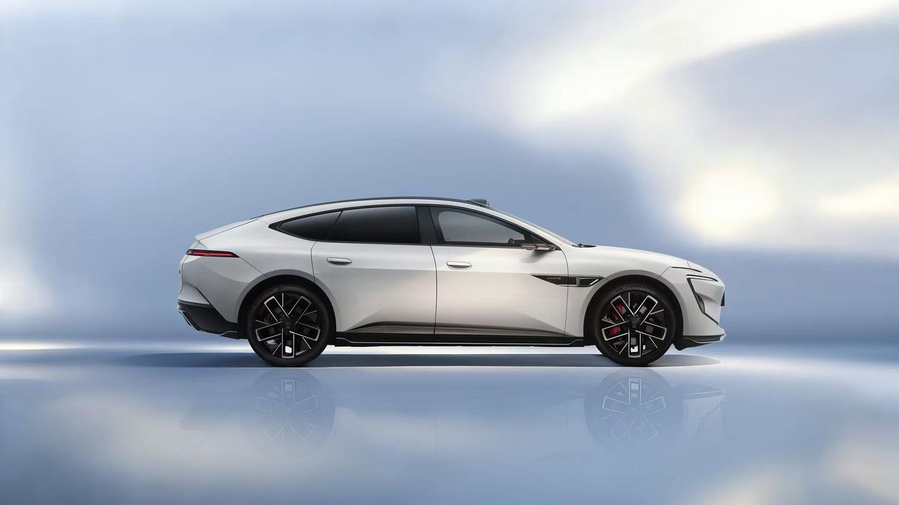 最近，新款阿维塔12在工信部申报信息中正式亮相，吸引了不少眼球。从曝光图和资料来