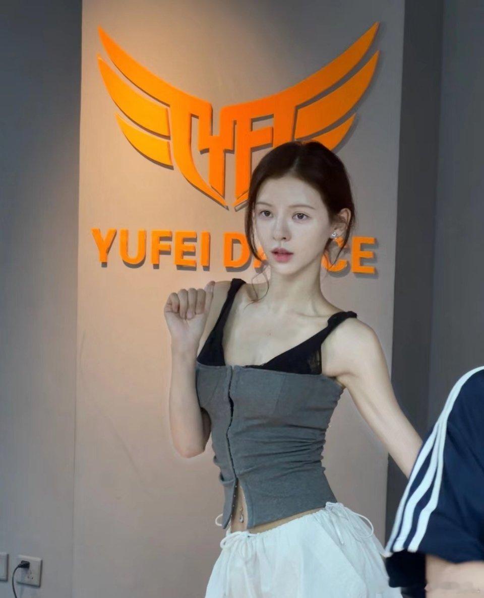 张予曦素颜是这样的吗，而且她真的好瘦，能不能让我长这样啊 ​​​