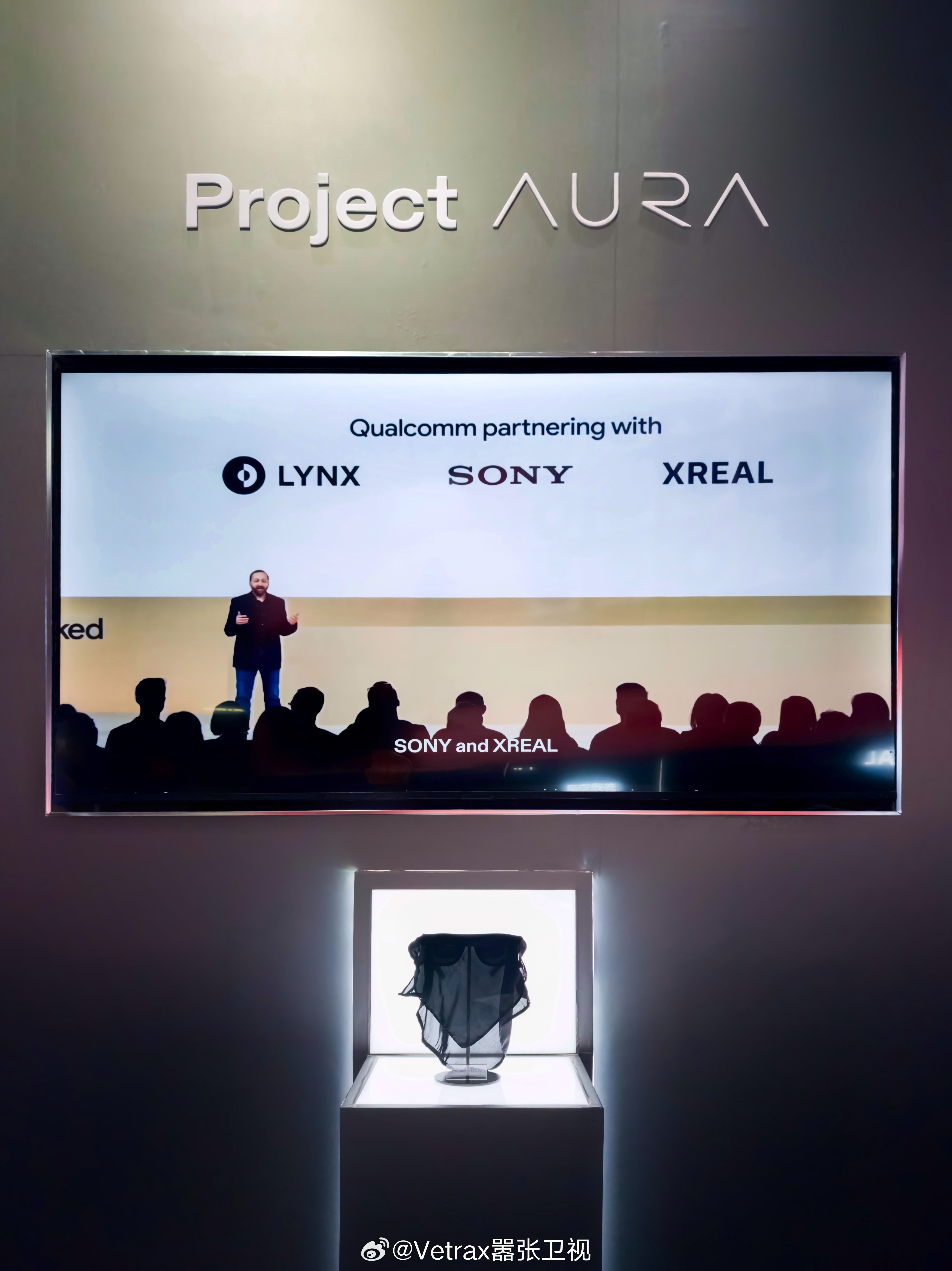 XREAL 的展台展出了 Google 和其合作的 Project Aura 的