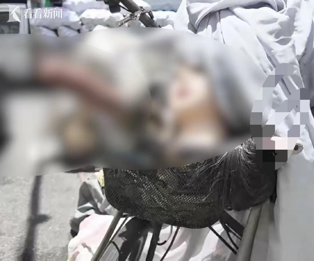 上海一小区惊现成人用品！居民：太恶心了，似乎刻意面向楼上住户摆放

小区里的尴尬