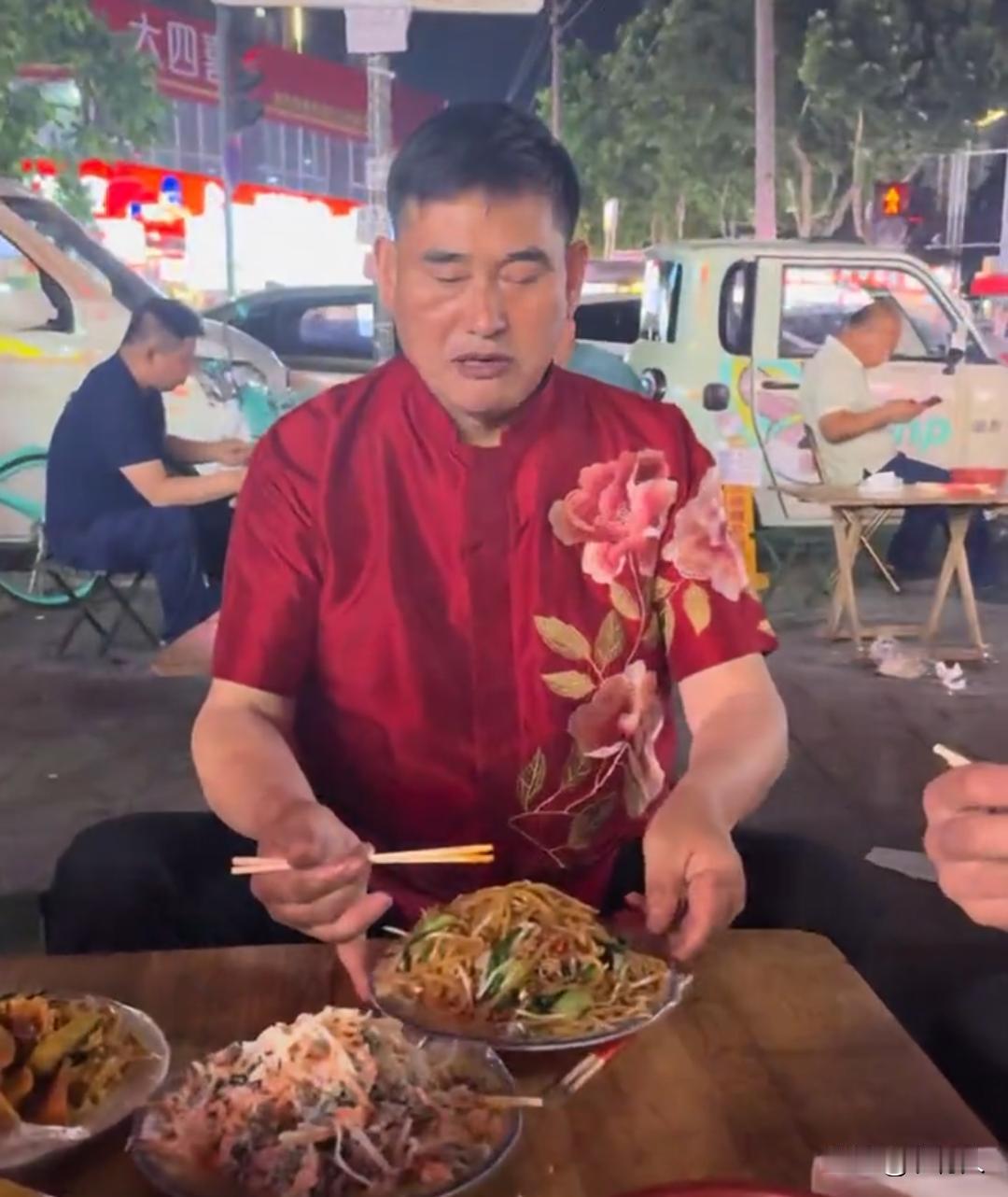 没想到朱之文老师还吃路边摊，这也太低调了。没想到如此的亲民，像他这种身价的，就应