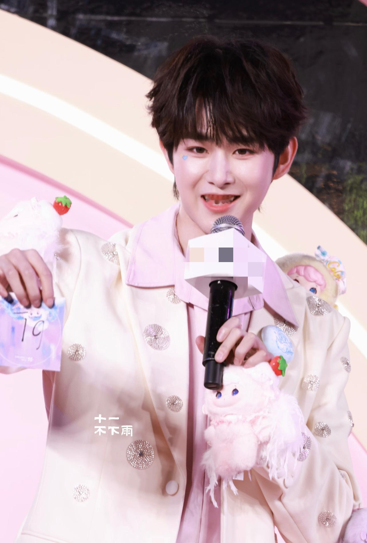 新年的第一个盲盒是田嘉瑞帮我拆的这个田嘉瑞帅成啥样了啊，拆盲盒反应简直不要太可爱