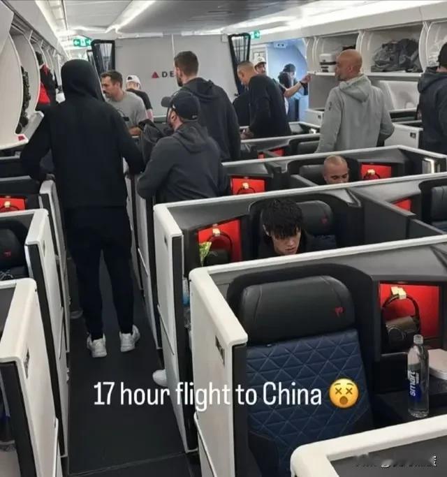 曾凡博回国了，打中国澳门季前赛，希望他还能回美国继续深造锻炼。

但是丑话说在前