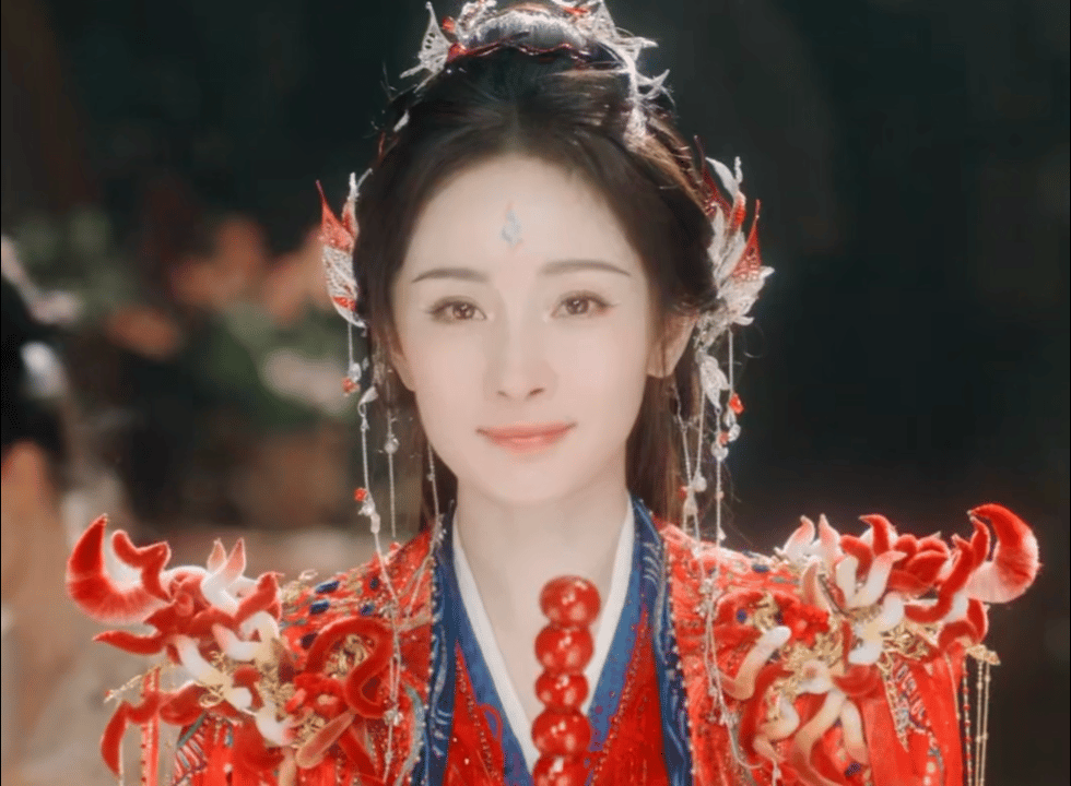 #杨幂 古偶# 十级磨皮滤镜，面部肌肉微表情全部都看不到。真古偶太后 ​​​