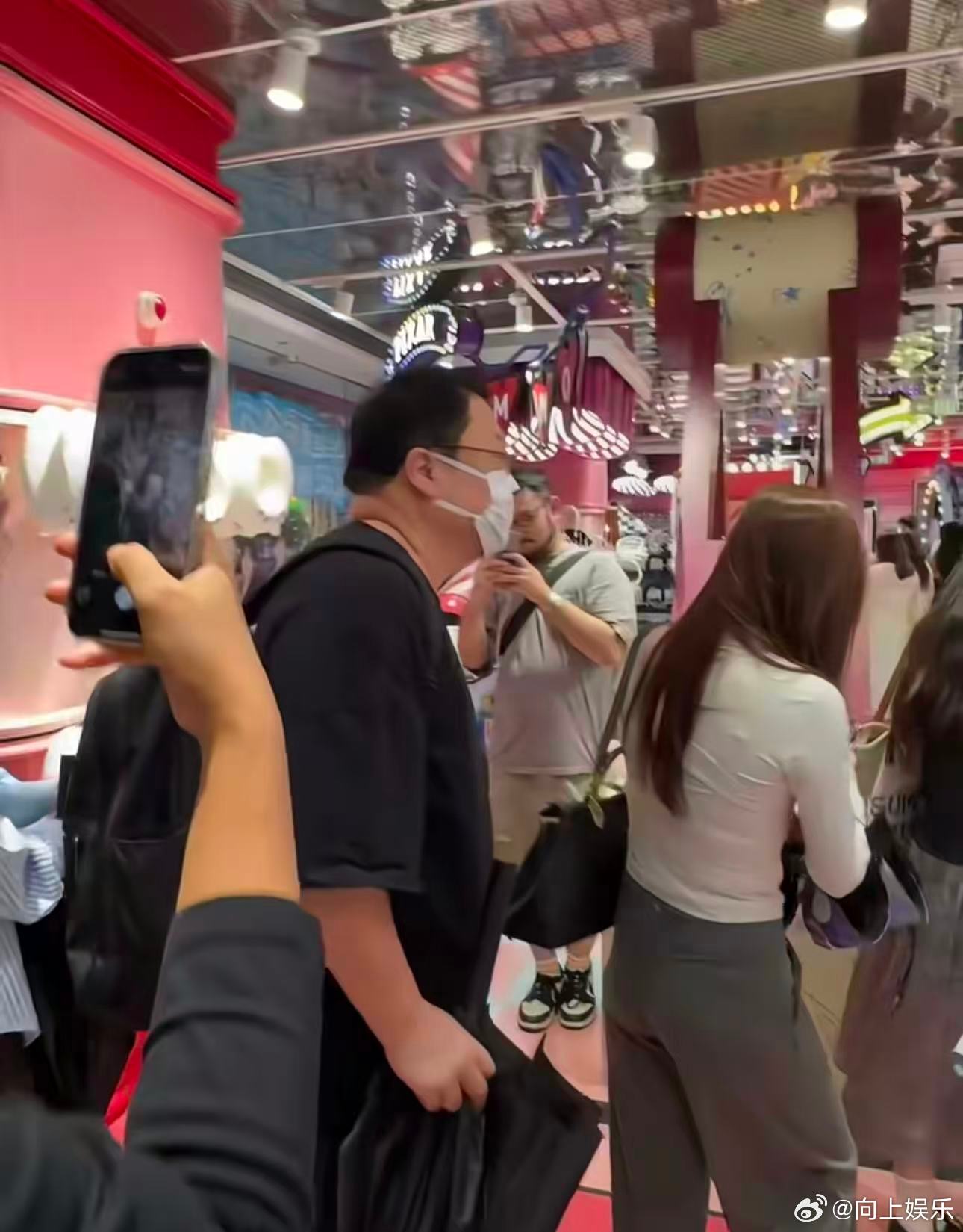 上海街头偶遇罗永浩罗永浩来了上海也要排队 上海街头就是热闹，偶遇罗永浩在这里排队