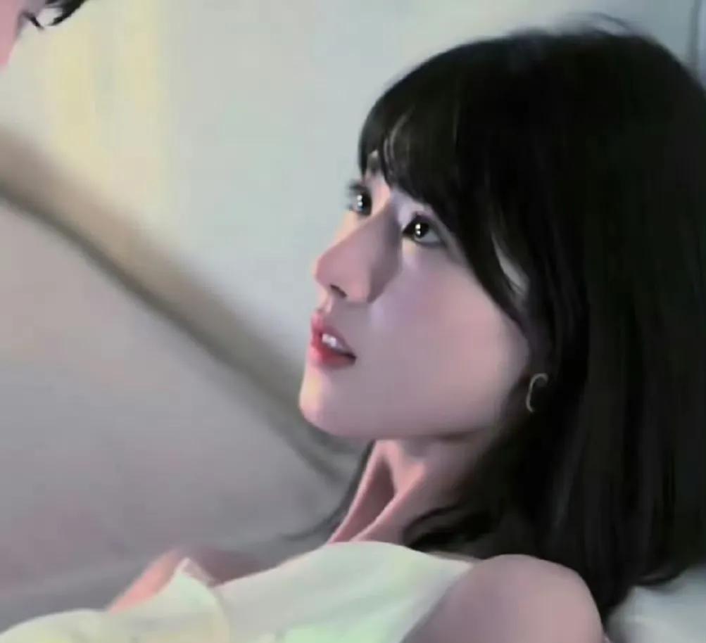 #秋日生活打卡季#短剧女王去拍古偶了，离开了短剧的美颜滤镜，这颜值差别是真的蛮大
