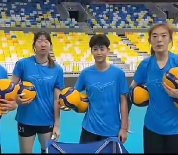 天津女排今日在辽宁东港赛区适应正式比赛场地训练！

今天是第六轮赛前的最后一天，