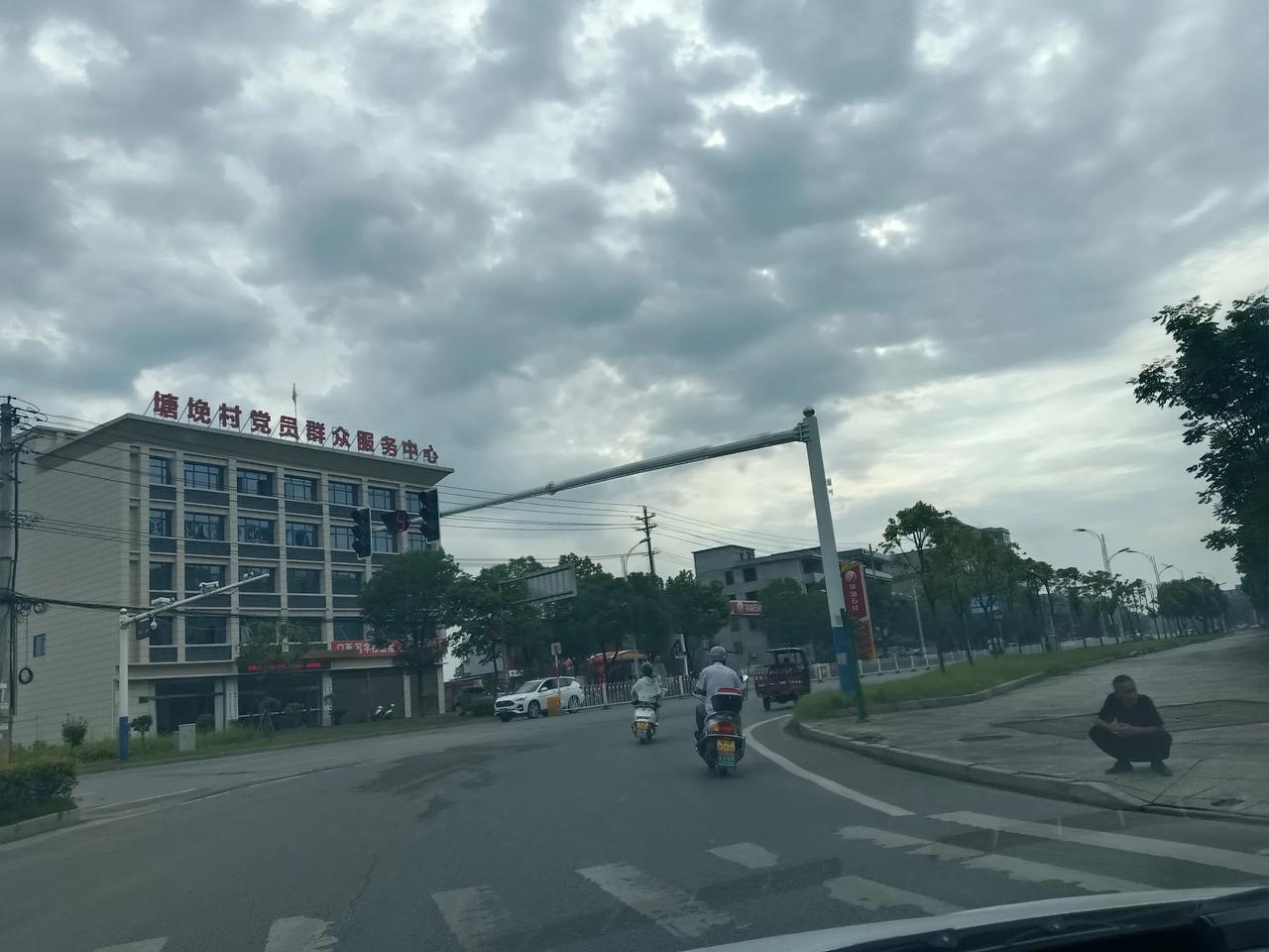 湖北阳新县城大家来过吗？每次从龙港来阳新就看到这个“塘堍村”这个标致（如下图1、