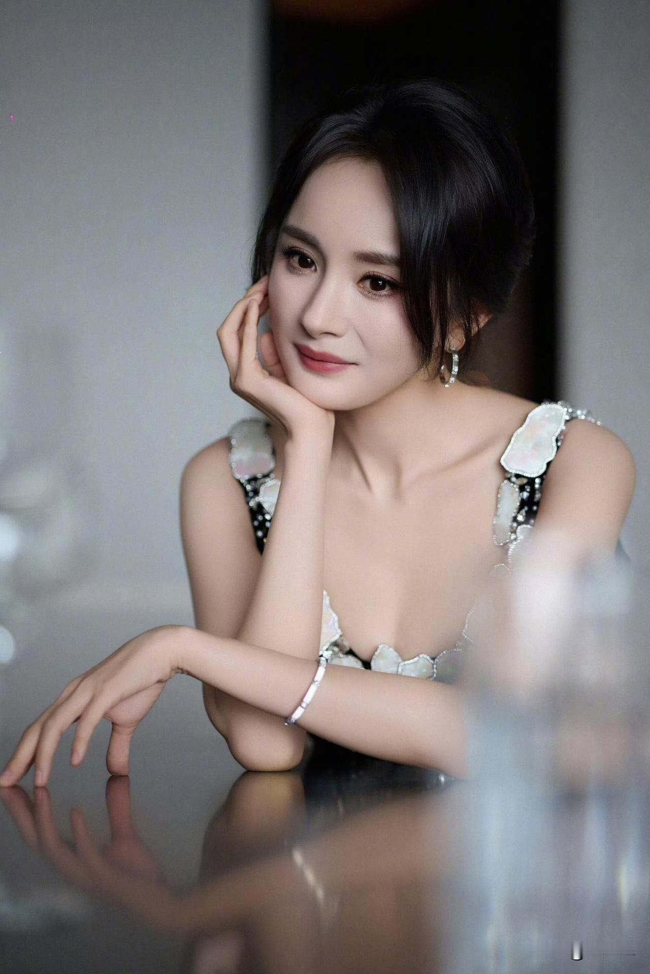 一颦一笑皆是风情