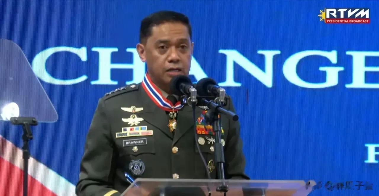 放狠话！菲律宾武装部队总参谋长罗米奥·布劳纳表示，有责任有义务向仁爱礁搁浅军舰上