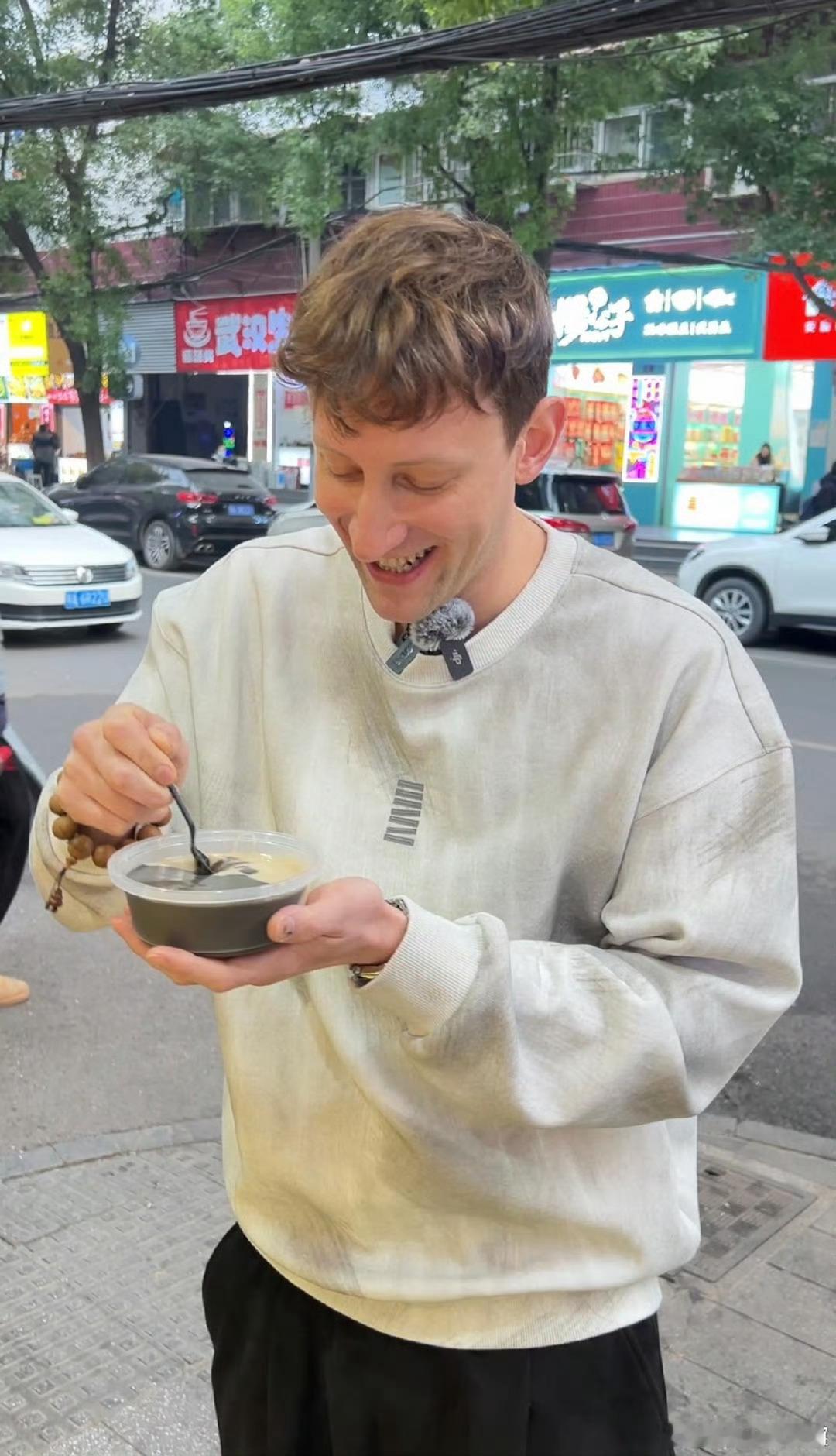 埃文凯尔去武汉打卡了  埃文凯尔走进武汉，美食让他流连忘返。街头热干面，成了他的