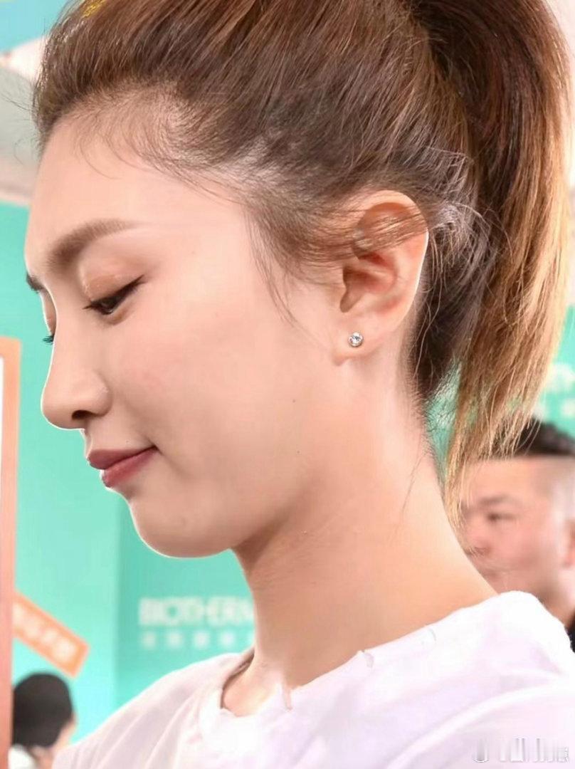 江疏影绝美侧颜氛围感拉满！轮廓线条精致优越，眉眼灵动撩人，精致颜值瞬间惊艳众人，