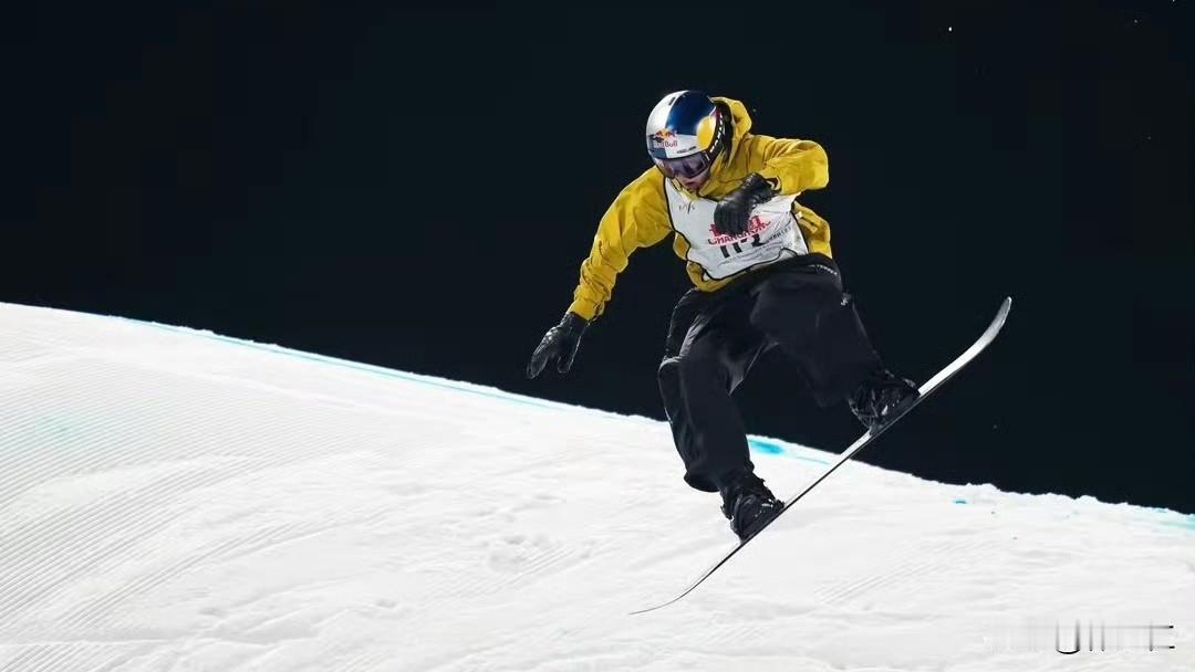 本赛季，苏翊鸣已收获2金。4年来，首钢滑雪大跳台，见证他圆梦冬奥，也看到他跌入低