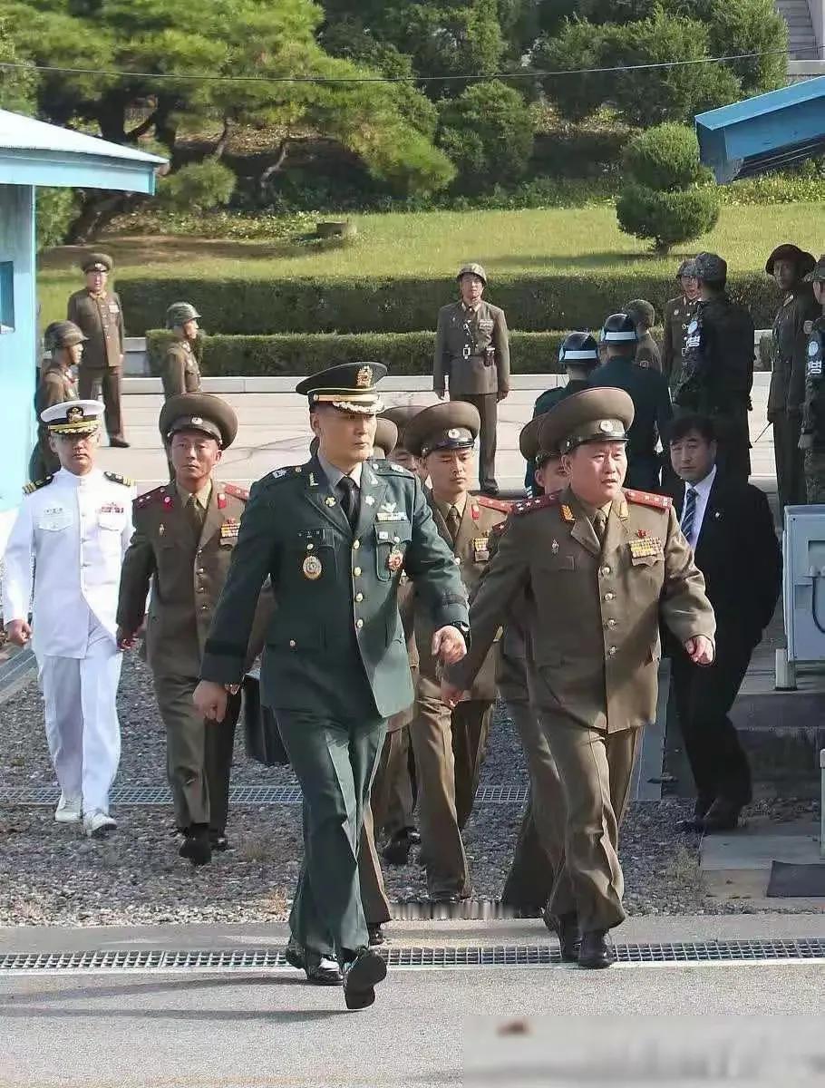 朝鲜军装的确是有些落伍了，明显就是苏联时代的风格，与邻国韩国的军装相比，显然要落