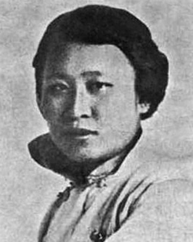 吃撑后的女汉奸陈璧君嫌厕所麻烦，竟当众取来便器解决小解需求，引发众人侧目
190