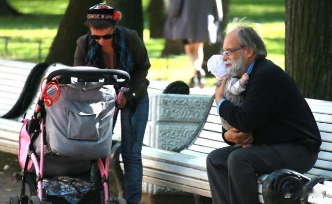 俄罗斯人可以活到100岁，但经济现状却不允许。
寿命急剧延长是童话，现实是国家急