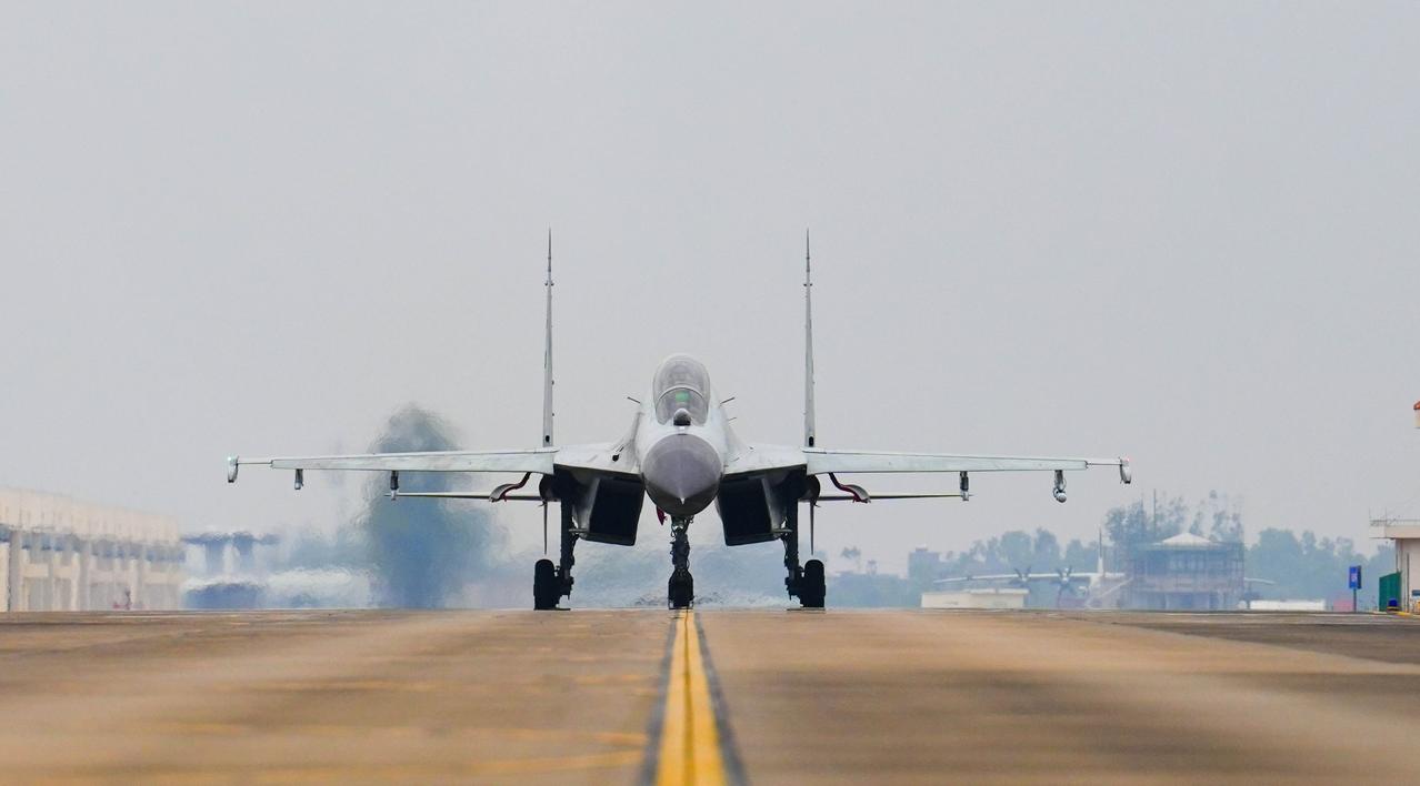 【向战而飞！多型战机梯次升空】新年伊始，南部战区海军航空兵各部队迅速投入到火热练