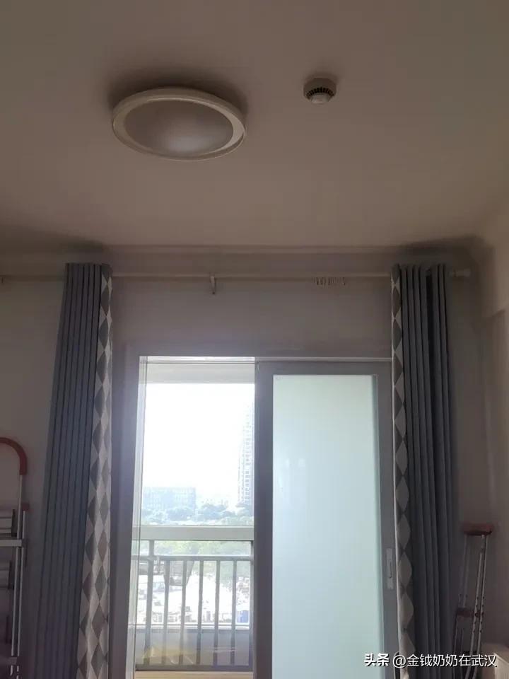 两代人的代沟。

我和队友在油田那边平时很少开家里的大灯，一般在客厅是开几个小灯