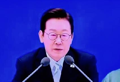 项目叫停，李在明公开痛批，美国这场“手铐羞辱”刺痛了韩国人

这事最近在韩国那边