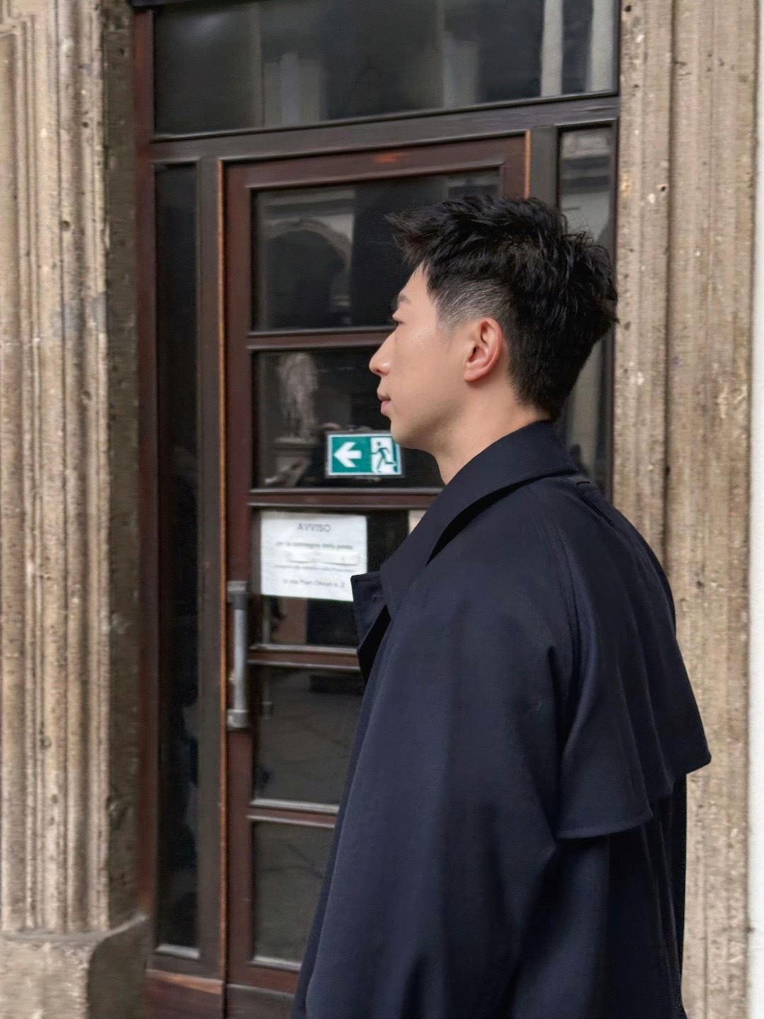 马龙live图自拍 又被马龙帅到了！利落黑风衣穿出独特时尚感，清爽造型直接戳中我