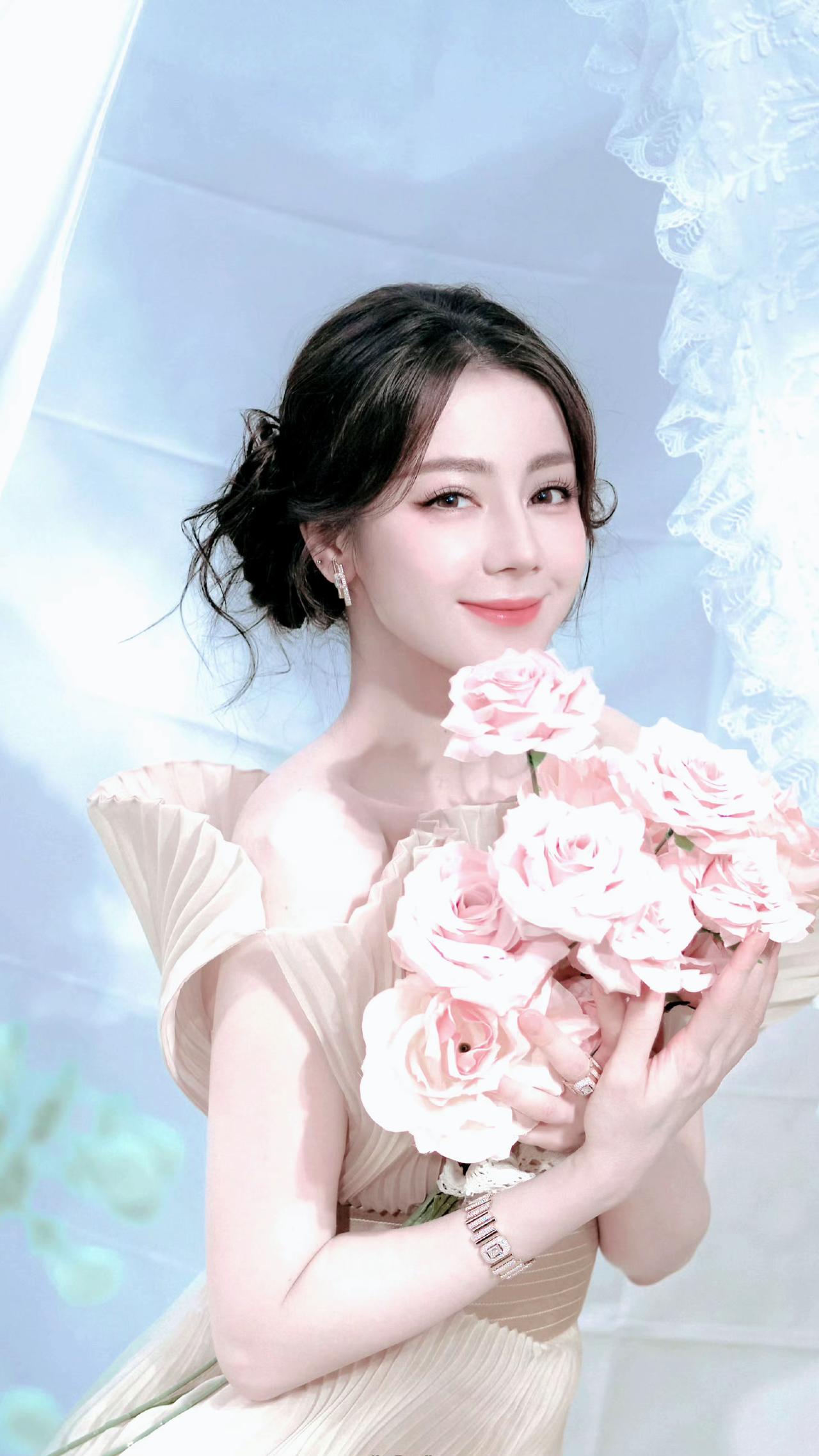 迪丽热巴这组照片提现了新疆女人的魅力与风情万种。迪丽热巴 美女人像群 歼10C遭