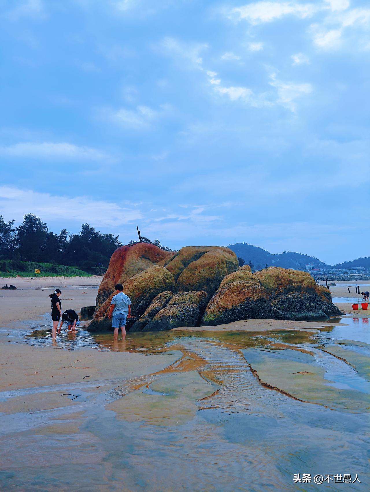 很多游客来到漳州想去海边玩沙滩，比较喜欢去东山，但漳州本地人要是不想和外地游客凑