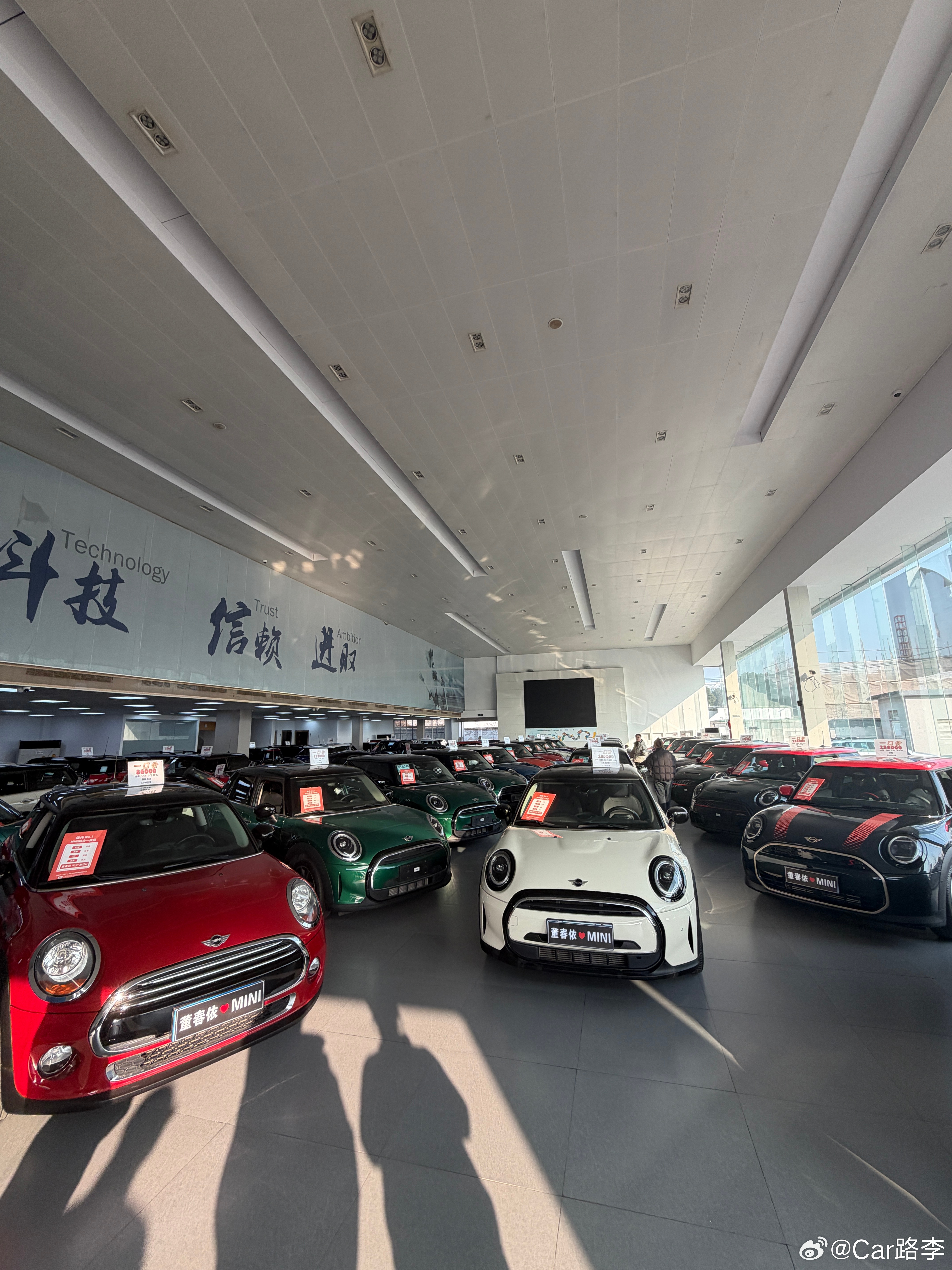 今天算是捅了MINI窝了在这里看了不少稀奇玩意全球限量两千台的MINI GP以及