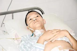 2006年，广东湛江女青年李文翠回家途中，突遭3名歹徒劫持，战士黄杰文奋起解救，