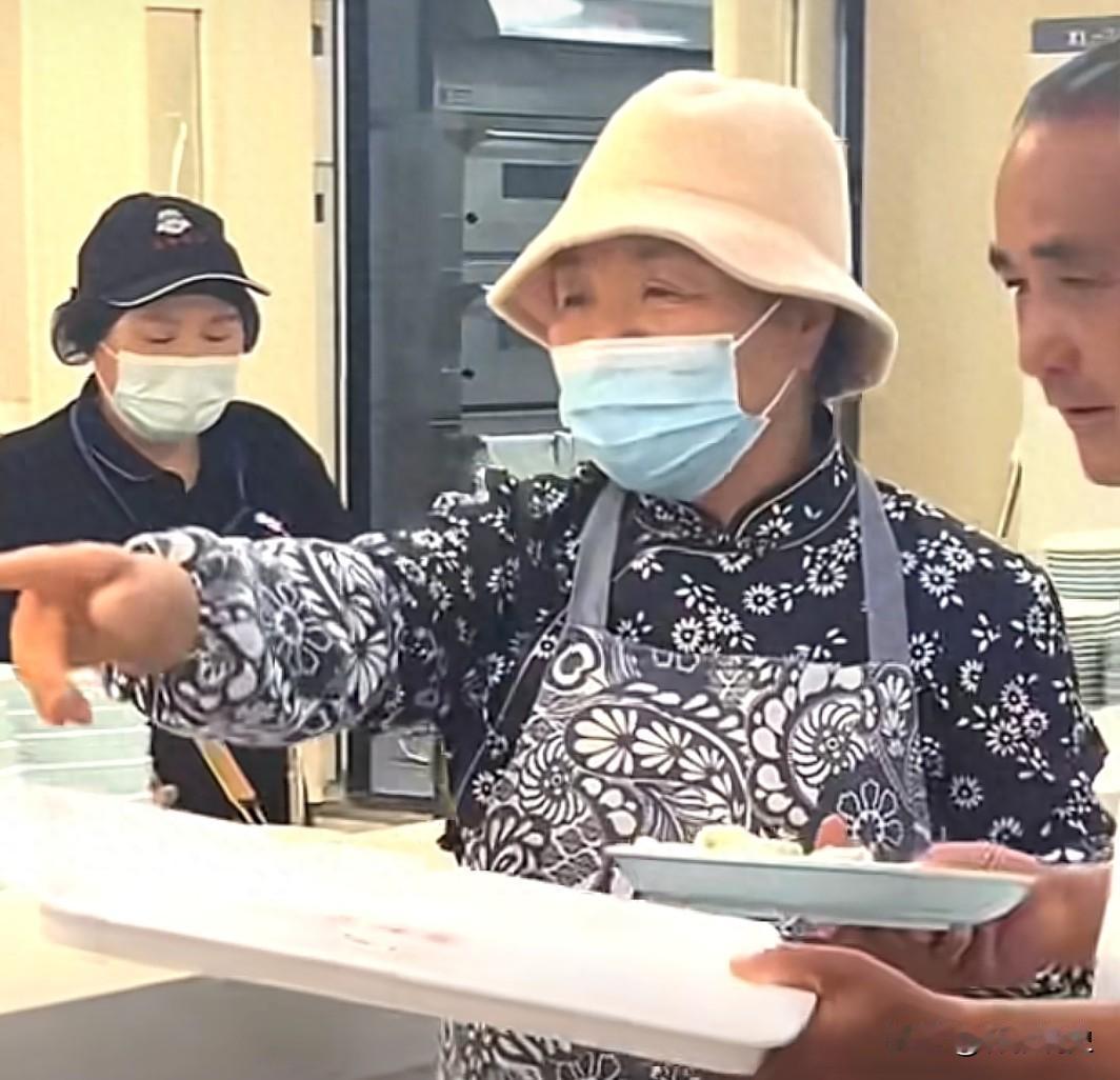 刘强东父母在京东食堂上班，一天工作16个小时，刘母手被冻得通红。[嘘]

近日，