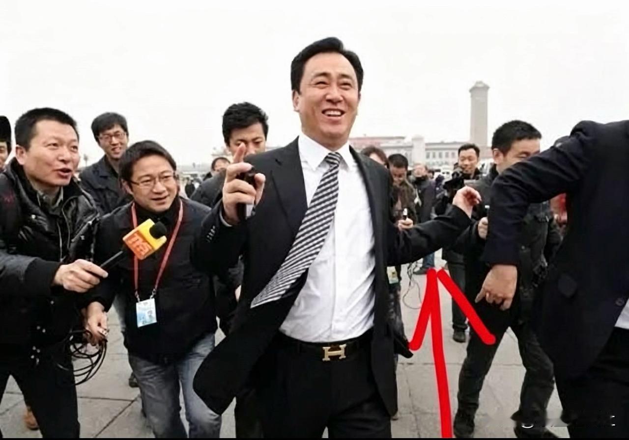 冷知识：许家印这张广为流传的皮带名场面照片，画面里看似是他扬起的左胳膊，其实并不