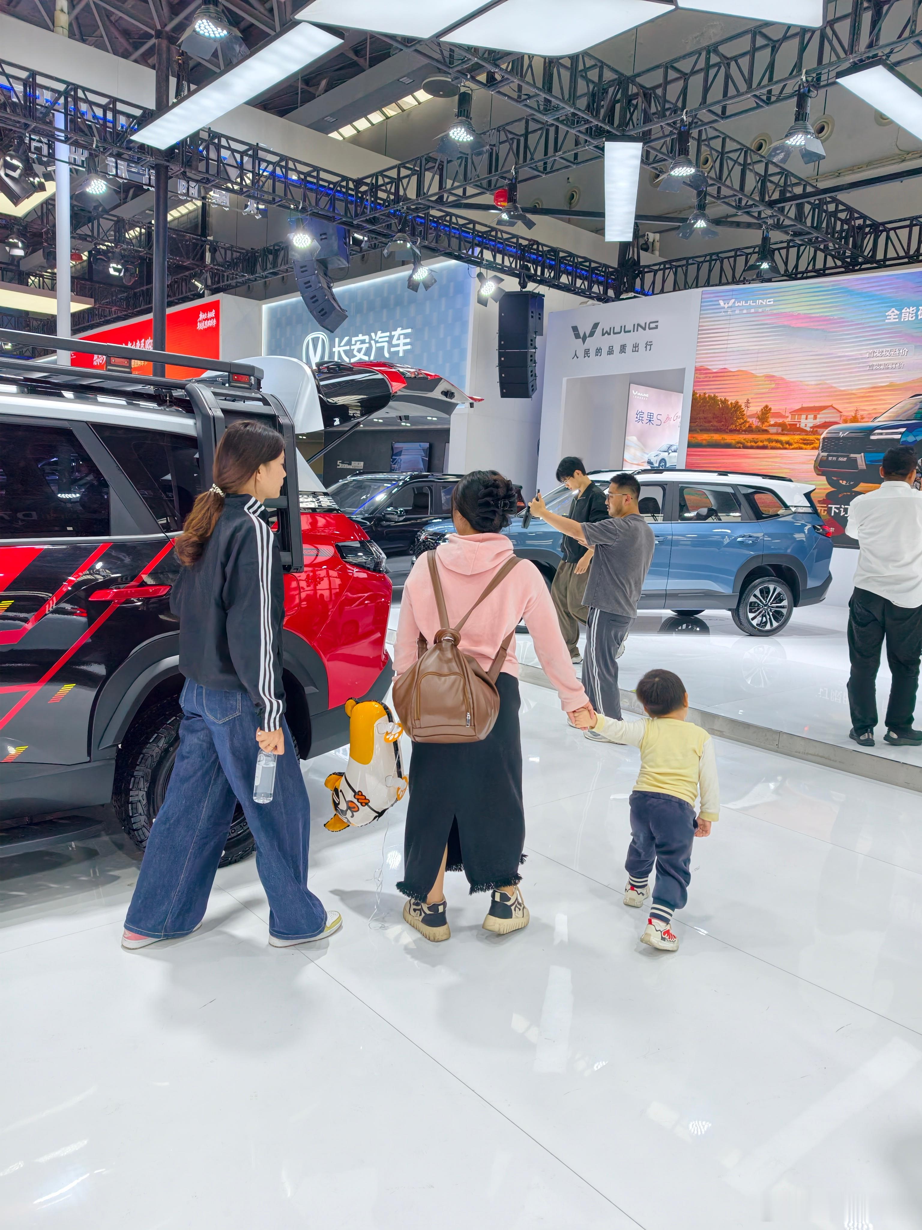 家里真的在认真考虑要买一辆MPV，还是SUV。以前他们都觉得MPV是20万以上的