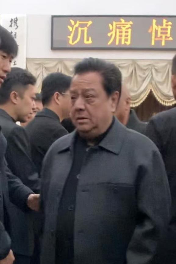 李金斗参加师胜杰葬礼，一张罕见的留影，这张照片拍摄于2018年10月2日，地点是