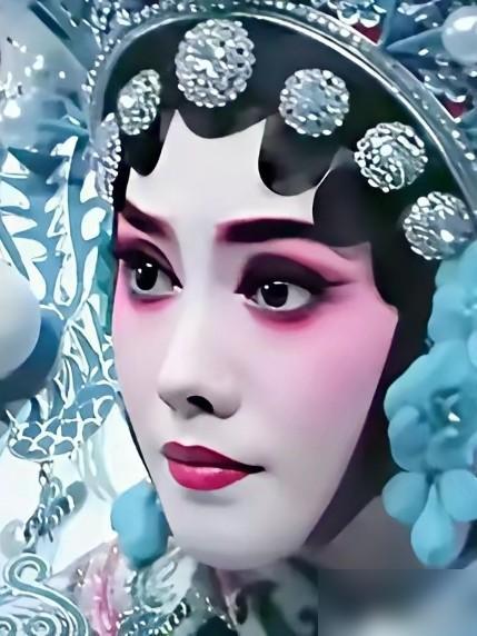《主角》大结局里，坐在舞台下看秦娥演出的人，木有封潇潇，木有小白鞋、木有楚嘉禾，