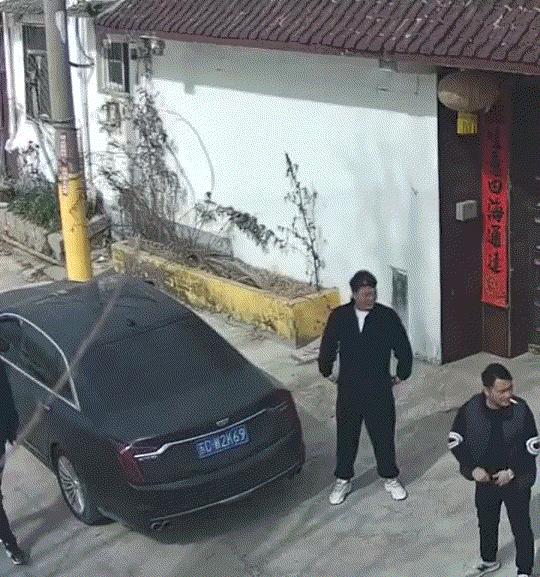 暖心了。江苏，一女子的丈夫去世了，本以为人走茶凉，不料丈夫生前的三个铁哥们好兄弟